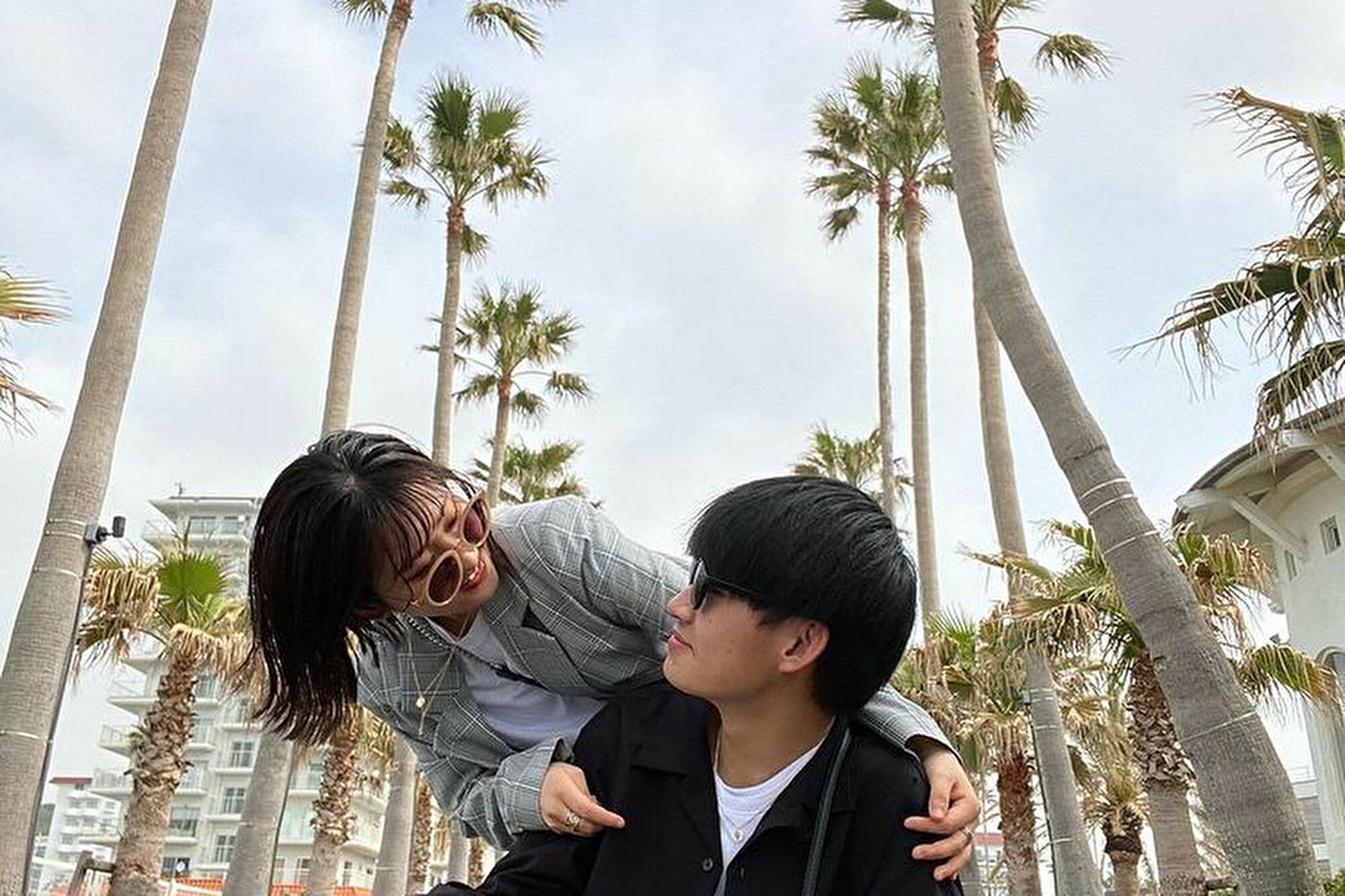 定番写真スポットでカップルフォト